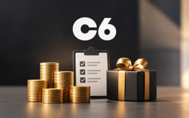 Imagem mostra pilhas de moedas sob o logo do C6