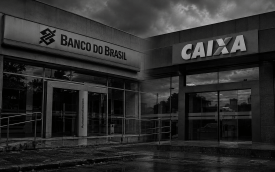 Agência do BB e da Caixa, em preto e branco, com céu nublado