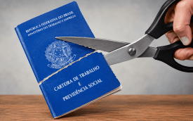 Imagem de uma carteira de trabalho sendo cortada com uma tesoura