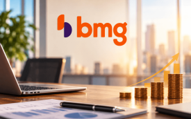 Imagem ilustrativa do PPR 2026 do Banco BMG, com logotipo do banco ao fundo e, sobre uma mesa de escritório, notebook, gráficos financeiros e pilhas de moedas em ordem crescente, simbolizando a participação nos resultados.