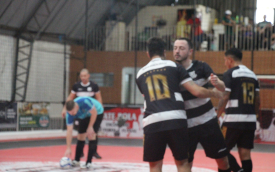 Jogadores celebram gol