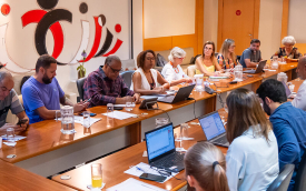 Foto da mesa de negociação com o Santander