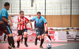 Jogadores disputam a semifinal da copa futsal dos bancários