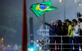 Lula comemora a sua reeleição na Avenida Paulista (Foto: Paulo Pinto/Agência Brasil)