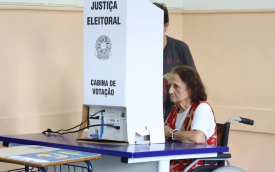 Senhora, em uma cadeira de rodas, votando