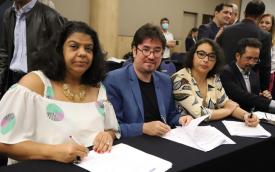 Foto do momento da assinatura do Acordo Coletivo de Trabalho dos funcionários do Banco do Brasil