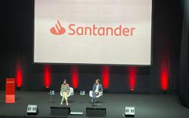 Imagem mostra a presidenta mundial do Santander, Ana Botín, e o presidente da filial brasileira do banco espanhol, Mário Opice Leão, durante conversa com bancários da institução espanhola