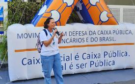 A dirigente sindical Luiza Hansen durante protesto do Sindicato sobre as denúncias envolvendo o presidente da Caixa, Pedro Guimarães