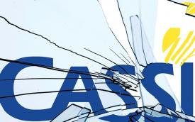 Montagem da logo da Cassi sobre um espelho quebrado 