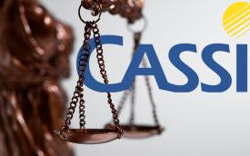 Símbolo da Justiça, com logo da Cassi ao fundo