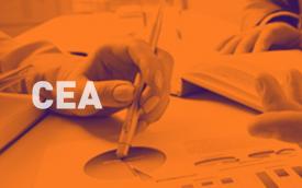 Arte com texto escrito CEA (Certificação Especialista Anbima), com fundo composto de uma foto com filtro em cor laranja de uma  mesa de escritório focada na mão de um homem vestindo camisa branca e segurando uma caneta
