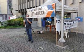 Dirigente Danilo Perez discursa em frente à SR Norte da Caixa