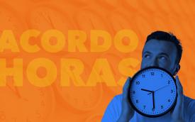 Arte com fundo laranja composta por um homem segurando um relógio, no canto direito. No lado esquerdo o texto "acordo de horas"
