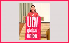 Lucimara Malaquias, presidenta da Juventude da UNI Global Union. Na foto, ela segura uma bandeira da entidade
