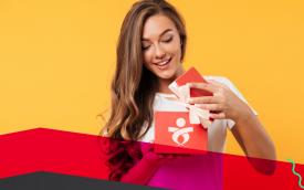 Imagem de uma mulher abrindo uma caixa de presente estampada com o logo do Sindicato