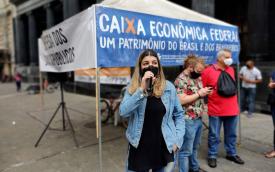 A dirigente do Sindicato, Vivan Sá, fala durante protesto contra o horário ampliado na Caixa