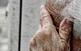 Imagem de um idoso com as mãos na cabeça