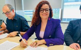 Lucimara Malaquias, coordenadora da Comissão de Organização dos Empregados (COE) do Santander, durante a assinatura do Acordo Coletivo de Trabalho do Santander