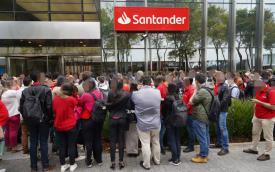 Imagem mostra bancários em frente à entrada da Torre Santander, paralisada nesta sexta-feira 7 devido à nova onda de terceirizações promovida pelo banco espanhol - Foto: Cleiciane Tomé