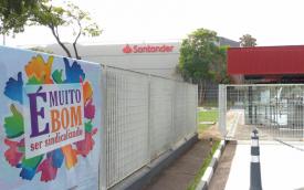Foto mostra a portaria do centro Administrativo Geração Digital Santander, com a faixa do Sindicato com os dizeres "É muito bom ser sindicalizado"