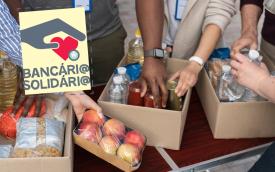 Imagem remetendo a montagem de cestas de alimentos, acompanha do logo da campanha Bancário Solidário