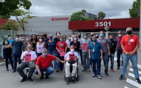 Foto mostra grupo de cerca de 30 bancários dirigente sindicais em frente ao Geração Digital durante Dia Nacional de Luta contra terceirização no Santander