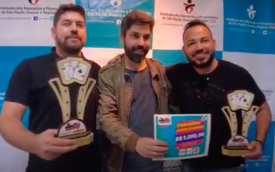 Marcelo Gonçalves, diretor Cultural do Sindicato, entrega a premiação para a dupla vencedora da Série Ouro do Torneio de Truco dos Bancários 2022