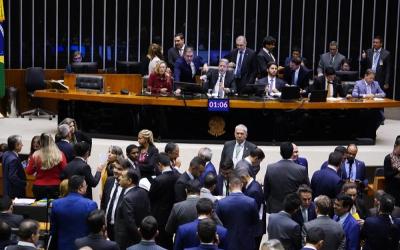 Imagem mostra deputados durante a votação que aprovou o texto-base do novo arcabouço fiscal