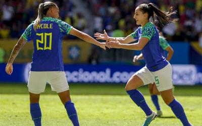 Imagem mostra as jogadoras da Seleção Brasileira feminina de futebol Nycole e Luana comemoram gol durante jogo amistoso entre contra o Chile