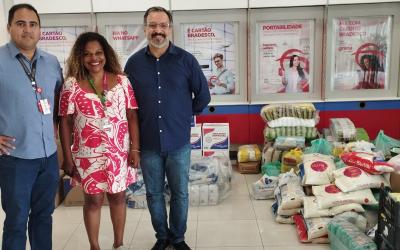 Os dirigentes Welington Corrêa, Alexandre Bertazzo e Sandra Regina ao lado das quase duas toneladas de alimentos doados pelos bancários do Bradesco