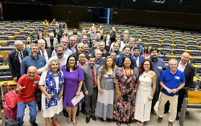 Imagem mostra todos os presentes na  homenagem pelos 100 anos do Sindicato dos Bancários de São Paulo, na Câmara dos Deputados