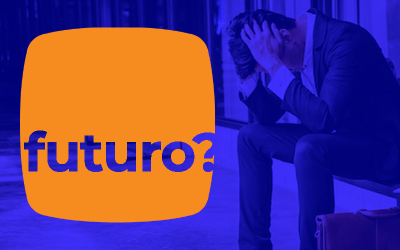 Imagem que faz alusão ao novo logo do Itaú, com um quadrado laranja com bordas arredondadas e, no seu interior, a palavra "futuro" seguida de um ponto de interrogação. No fundo, uma imagem de um homem sentado com a cabeça apoiada sobre as mãos e os cotovelos sobre os joelhos