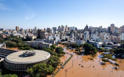 Imagem aérea de Porto Alegre tomado pelas inundações