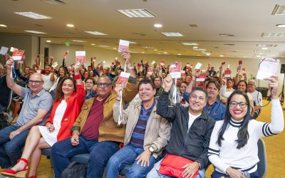 Bancários do Santander com crachá levantado aprovando pauta de reivindicações