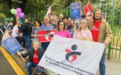 Dirigentes sindicais carregam bndeira do Sindicato em ato de mobilização da Campanha 2024