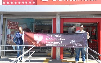 Dirigentes do Sindicato seguram faixa com o mote da Campanha, #OFuturoNaoPodeSerPrecarizado, em frente a agência do Santander (foto: Seeb-SP)