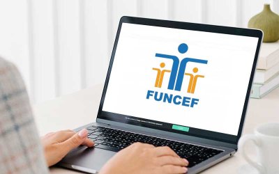 Imagem de uma pessoa em frente a um notebook em cuja tela está exibida o logo da Funcef