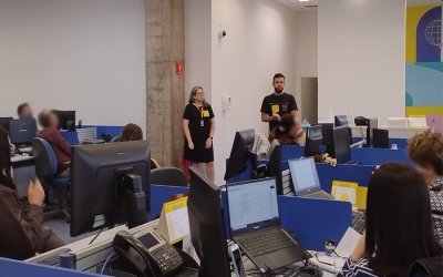 Imagem mostra dirigentes Ana Beatriz Garbelini e Antônio Netto conversando com bancários do Banco do Brasil durante Dia Nacional de Luta para cobrar da direção do banco o fim das metas abusivas e a apresentação de uma proposta global