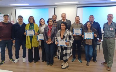 Imagem mostra onselheiros gestores dos Centros de Referência em Saúde do Trabalhador (CRST) eleitos, lado a lado, portando seus diplomas