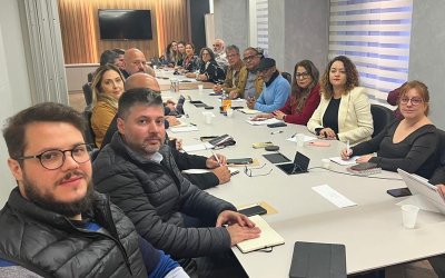 Imagem mostra integrantes da mesa de negociação durante mesa de negociação para a renovação da Convenção Coletiva de Trabalho dos financiários