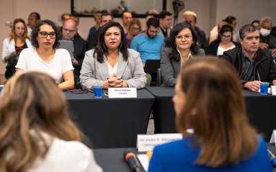 Na foto: as dirigentes Aline Molina, Neiva Ribeiro e Juvandia Moreira, na mesa de negociação com a Fenaban