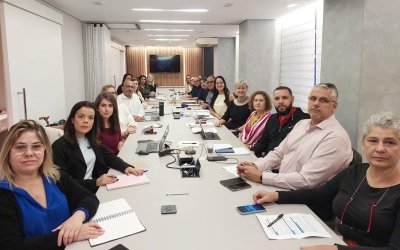 Imagem mostra representantes da COE Santander e do banco reunidos à mesa que debateu saúde e condições de trabalho