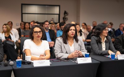 Foto das dirigentes Aline Molina, Neiva Ribeiro e Juvandia Moreira, em mesa de negociação com a Fenaban