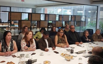 Foto da mesa de negociação de quinta 5, entre representantes dos financiários e das financeiras