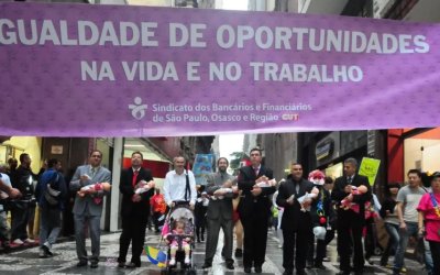 Imagem mostra manifestação de bancários, em 2011, levando para as ruas o debate das relações compartilhadas: igualdade de oportunidades na vida e no trabalho