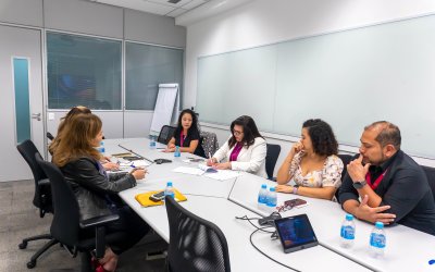 Neiva Ribeiro, presidenta do Sindicato dos Bancários, assina os ACTs ao lado dos dirigentes Márcio Rodrigues, Erica de Oliveira e Karen Souza