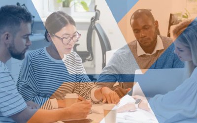 Foto mostra um grupo reunido em uma mesa de trabalho, com a logo da Caixa como marca d'água