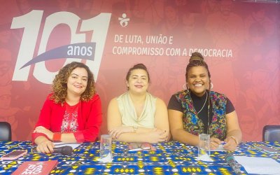 Lucimara Malaquias, secretária-geral do Sindicato; Neiva Ribeiro, presidenta do Sindicato; e Jaque Cipriany, autora da cartilha Desconstruindo o Racismo; durante lançamento da cartilha