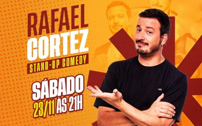 arte mostra comediante Rafael Cortez de camisa preta, barba e cabelo preto