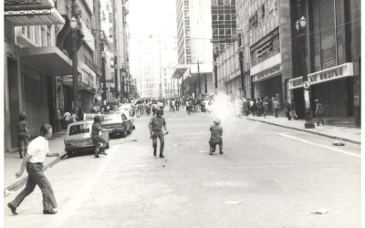 Imagem mostra policiais militares reprimem com violência manifestação dos bancários em 1979